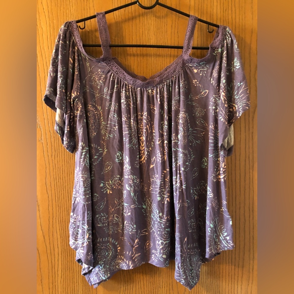 MUDD COLD SHOULDER ASYMMETRICAL HEM TOP BLOUSE PURPLE PAISLEY PRINT